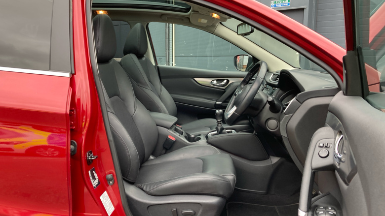 Nissan Qashqai 1.6 DiG-T Tekna 5dr Petrol Hatchback